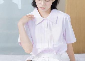 BoBoSocks袜啵啵 – 小甜豆的高清暴击：油亮白丝套图，这脚尖透得让人眼晕。