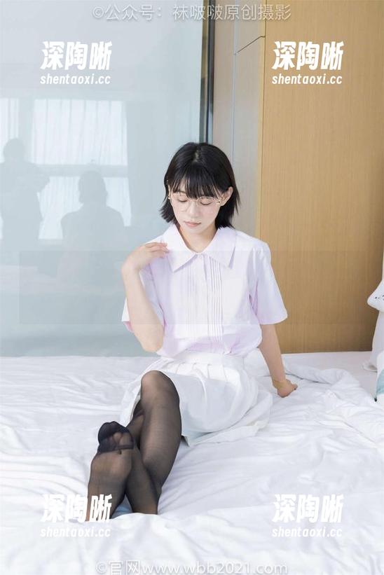 BoBoSocks袜啵啵 - 小甜豆的高清暴击：油亮白丝套图，这脚尖透得让人眼晕。