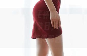 MiiTao蜜桃社 – E杯奶茶的写真集：圣诞是个“玩命”的节日，而原图里却藏了她的悠闲和洒脱