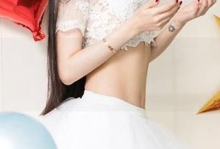 UGirls尤果网 – 照片中的裸足——布莱尔昆娜在草地上的那一刻