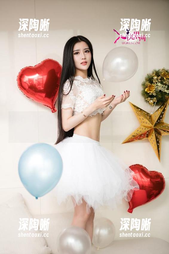 UGirls尤果网 - 照片中的裸足——布莱尔昆娜在草地上的那一刻