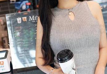 YouMi尤蜜荟 – 周一的慵懒，李芯儿的淡粉月曜图包让人想多看几眼。