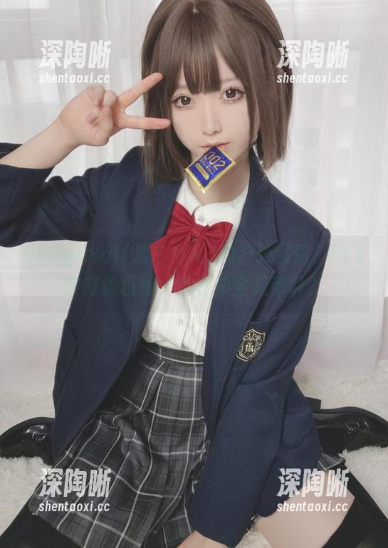 asagiriai(爱ちゃん)的户外冒险，cos穿得像模特，地上却全是草叶？