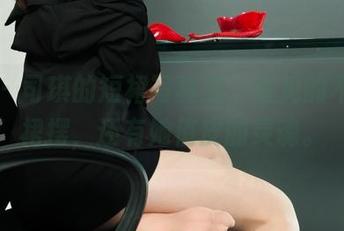丽柜 – 司琪的短裙写真里，看见的不止是裙摆，还有她俏皮的灵魂。