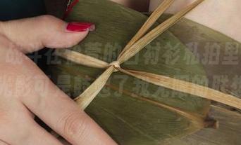 丽柜 – 战斗在怡萱的白衬衫私拍里，墙上的光影可是鼓起了我无限的联想。