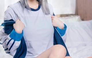 九柒喵私拍鉴赏：这睡衣居然让人想到……