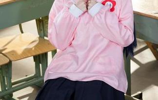 最新写真集，九柒喵的学姐造型，这样真能逗乐吗？