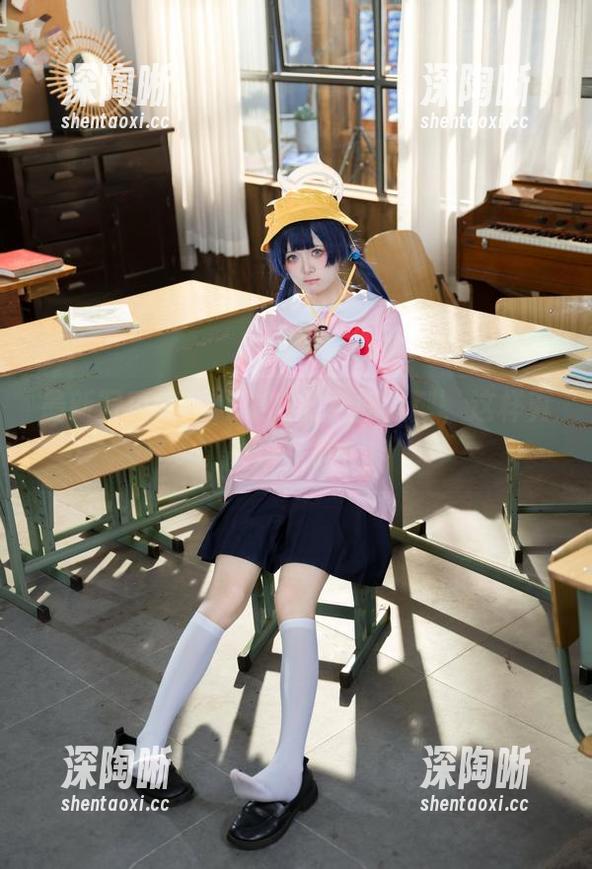 最新写真集，九柒喵的学姐造型，这样真能逗乐吗？