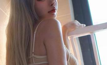 微密圈 – 一组原图，记录了于芷晴眼中的女孩，似乎在诉说，或许是又一个温柔的午后