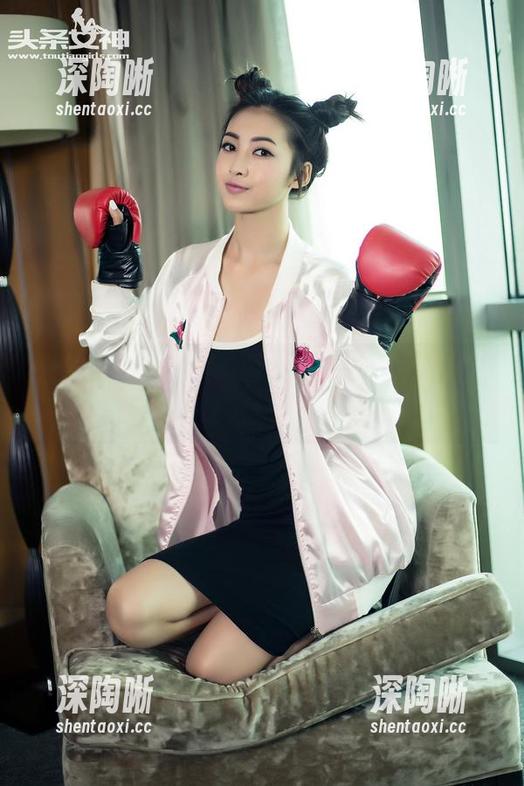 头条女神 - 私房美图里的李由美，白裙姿态让人想入非非
