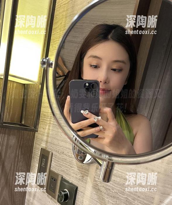 微密圈 - 稍等，奶雯和她的姐姐的资源又来了，看得我乐开了花！
