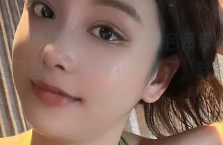 微密圈 – 风吹过，奶雯在银色吊带裙里的私拍套图里“被吹走”的样子，哈哈，是我吗？