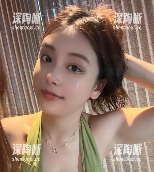 微密圈 - 风吹过，奶雯在银色吊带裙里的私拍套图里“被吹走”的样子，哈哈，是我吗？