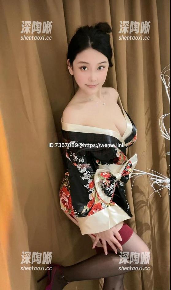 微密圈 - 最新帅气：奶雯的墨绿内裤，引发我的小暗爽