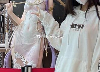 妖君白研用裸足cos，让“光脚也有春天”成为许愿。