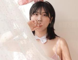 有人说宋哈娜(송하나)的裤里丝自带滤镜，美图下载就可以未来可期。