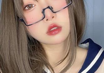 小泉学姐吖的制服照片，免费欣赏有风险，可能要过目不忘啊！