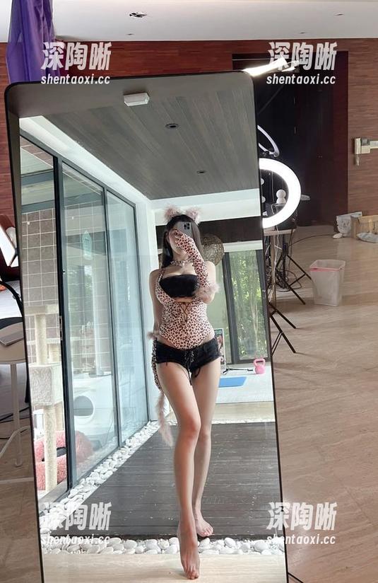 微密圈 - 看小玉吃果冻的男友视角，每一张图库精选都带着淡淡的情愫。