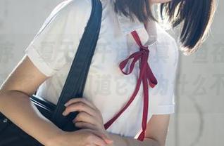 少女秩序 – 夏天的千澄写真，鱼在水里悠闲游荡，想知道它们为什么不飞