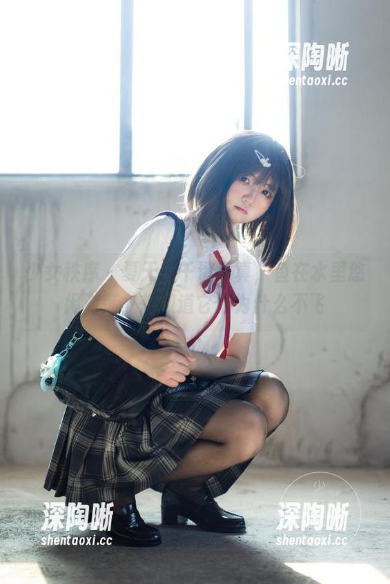 少女秩序 - 夏天的千澄写真，鱼在水里悠闲游荡，想知道它们为什么不飞