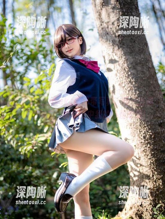 看幼爱youmeko的吊带写真，每一张都让人想试穿，结果戳中我的奇怪审美！