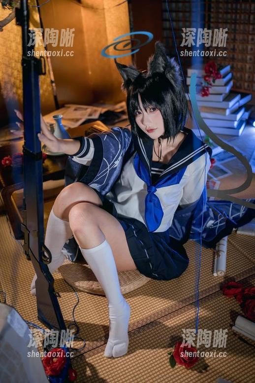 这组是一只熊仔吗的红色corset作品，完全燃爆了我内心的小火花，得先坐下慢慢品味。