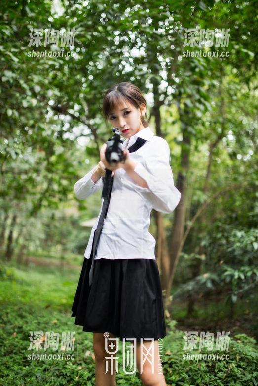 果团网 - 当违规穿衣遇上高清照片，龚玥菲用制服教你如何玩转不正经的潮流。