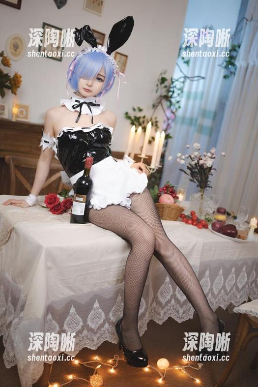 桜井宁宁的白丝JK精选写真，白嫩的腿，啊，我该感叹一下，还是该低头呢？