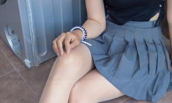 梦丝女神 – 艺术空间里有舒蕾的丝袜美腿，资源要怎么请求，不求人要羞吗？