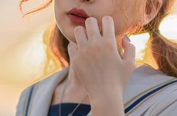 那一抹吊带的温柔：梨瑾瑾的室内套图分享，让我想多看看