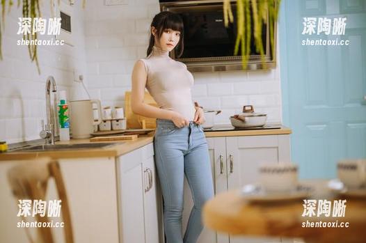汪知子和她的蓝色闪粉：图册中的反光奇观