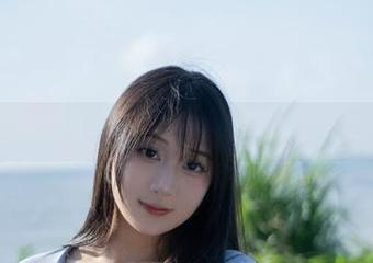 最新吊带cos，浅安安的侧脸，肚子都饿了