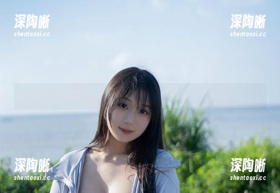 最新吊带cos，浅安安的侧脸，肚子都饿了