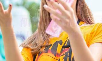 爱丝 – 看，何冉的夏日私拍原图，竟然有点让人难以抗拒，神奇。