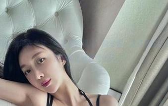 微密圈 – 无法自拔地去关注“牛奶里的果汁”的写真，尤其那套红色，原图里每个侧影都让我愿意追忆。
