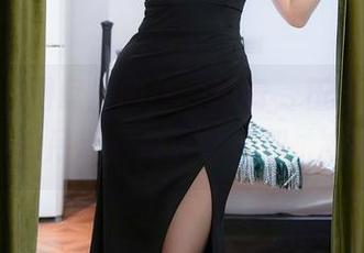 秀人网 – 网盘里的另一扇窗，伍晓丽Shirley的吊带写真让我感到…冲动？