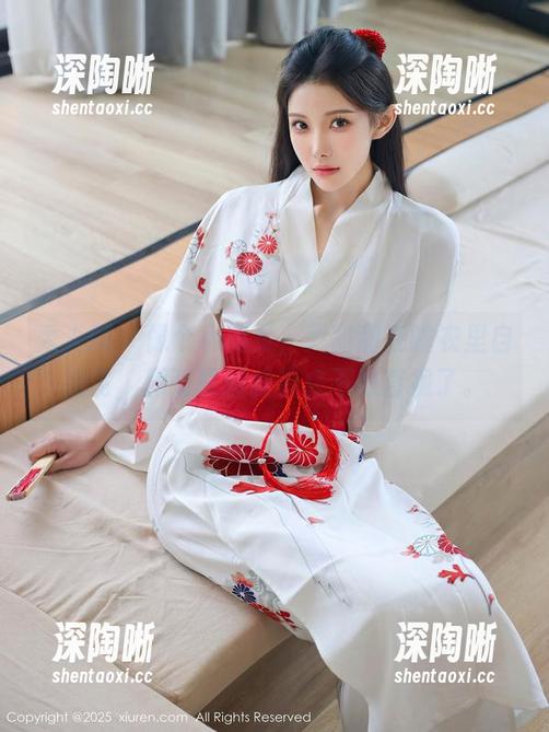 秀人网 - 像个小精灵，尹甜甜在睡衣里自由飞，那张原图我有点不敢直视了。