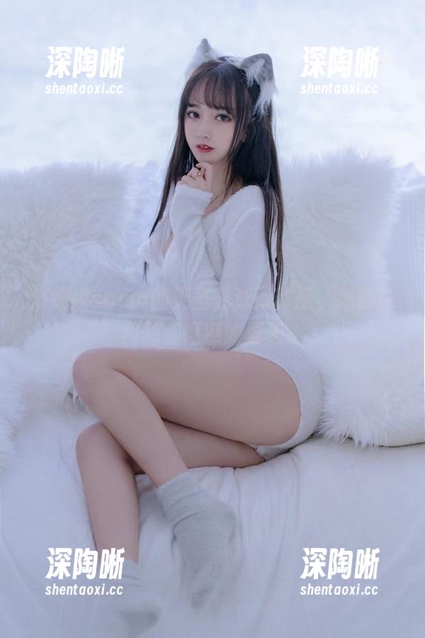 米线线sama的无圣光泳池作品，怎都让我想起惬意的夏天。