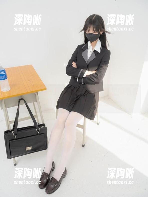 紧急企划 - 一只喵喵梓全集写真里的毛衣，满屏的温度和少许的羞涩……