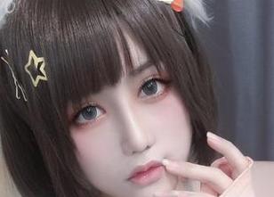 芊川一笑MNK在红裙中悠然游走，谁能抵挡这样的图包诱惑？