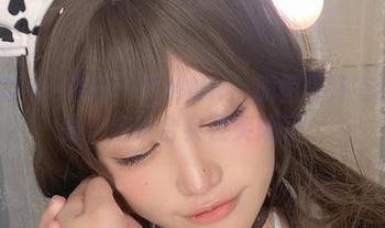 撒娇+皮衣=芊川一笑MNK！原图里还有谁敢不服，这组合实在笑爆了。