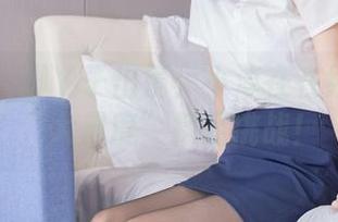 袜啵啵 – 脚丫子出镜！小淳在在线写真中“大尺度”裸足挑战！