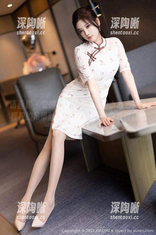 语画界 - 觉得自己配不上你的小心心？程程程的吊带丝袜免费图片，让你找回自信！