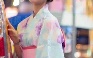 在线放送超级小禾儿花园美图，婚纱下那一抹不经意的花香！