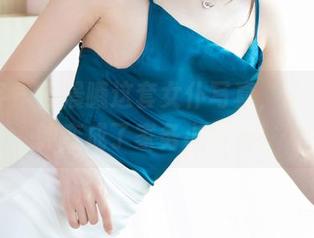 青豆客 – 何晨曦这套女仆写真，让我一秒钟变成了家务小能手！