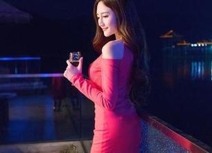 青豆客 – 一脚踏出，魏扭扭的美足写真竟然成了我的桌面壁纸！