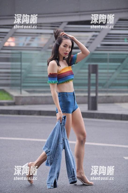 魔镜街拍的问候-精选套图:打羽毛球不是重点,重要的是让人目光停留的肉丝美腿。 魔镜街拍的问候-精选套图:打羽毛球不是重点,重要的是让人目光停留的肉丝美腿。