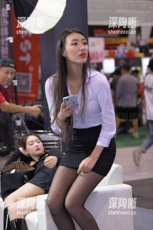 魔镜街拍收录了热裤短丝小妹，网盘里藏着她的光彩，快来下载吧，心慌慌的那种。