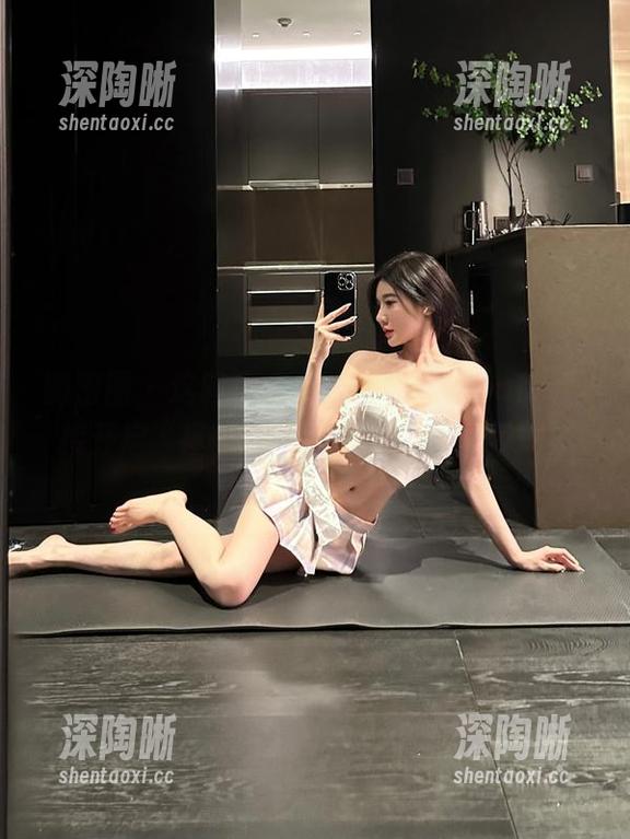 微密圈 - 这股皮衣撑的，黎允熙baby直接开启“拯救平庸人生”的套图模式！
